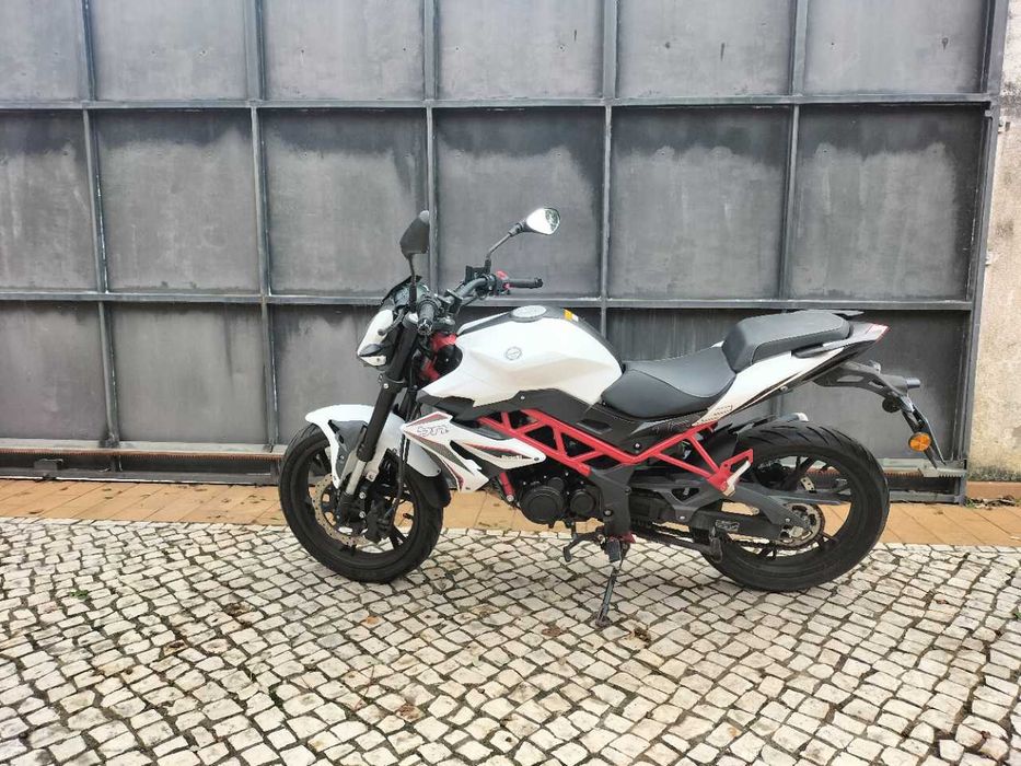 Benelli BN125 com topcase incluída