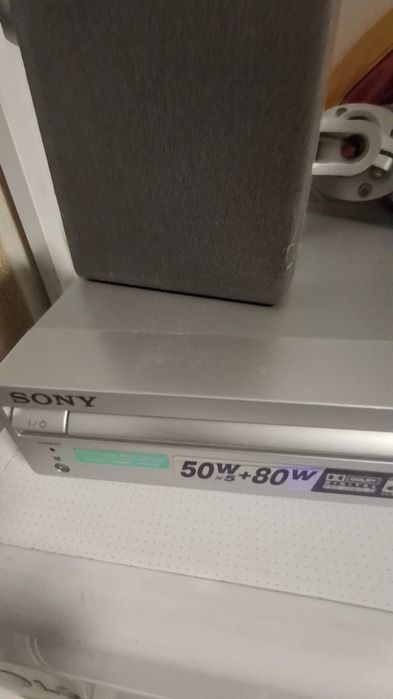 leitor de CD/DVD prateado da marca Sony