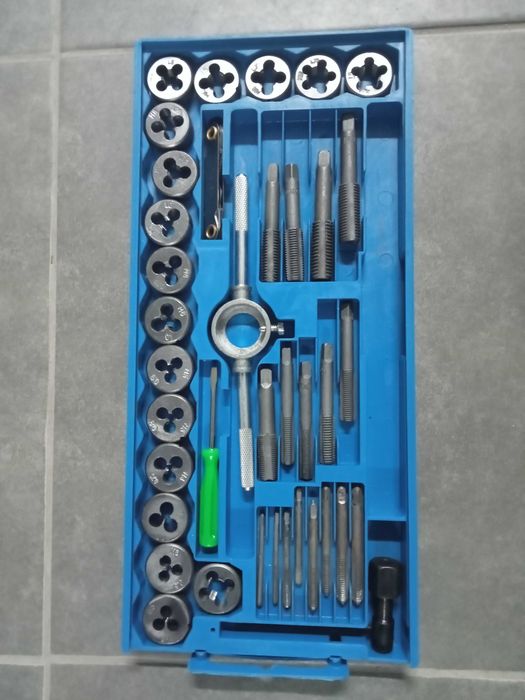 Vendo conjunto completo de Machos e Caçonetes novos de abrir roscas.