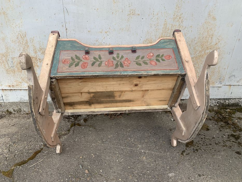 Старовинна дитяча кроватка, колиска для дитини