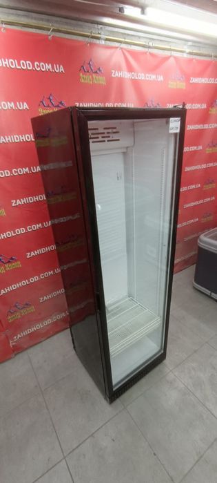 Холодильна вітрина .Шафа вітрина для напоїв. Холодильник для магазину
