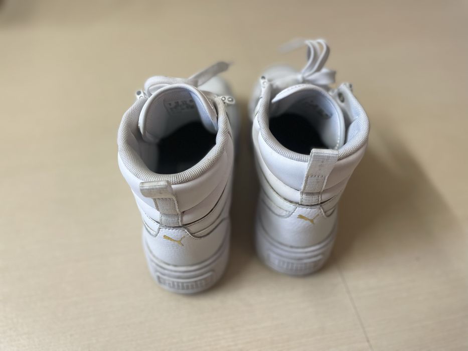 Кросівки жіночі