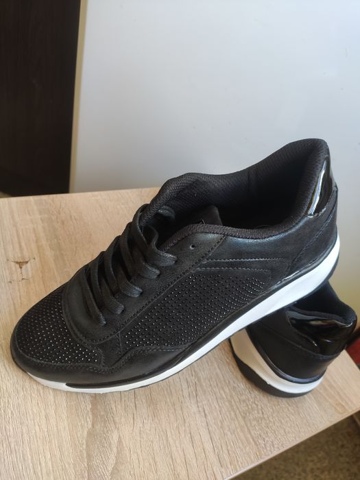 Кроссовки испанские женские