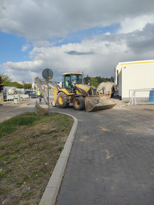 Roboty ziemne koparko-ładowarką minikoparka wyburzenia rozbiórki