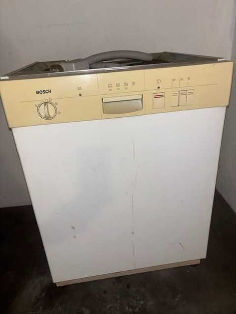 Dá-se Máquina de lavar loiça Bosch para desocupar.
