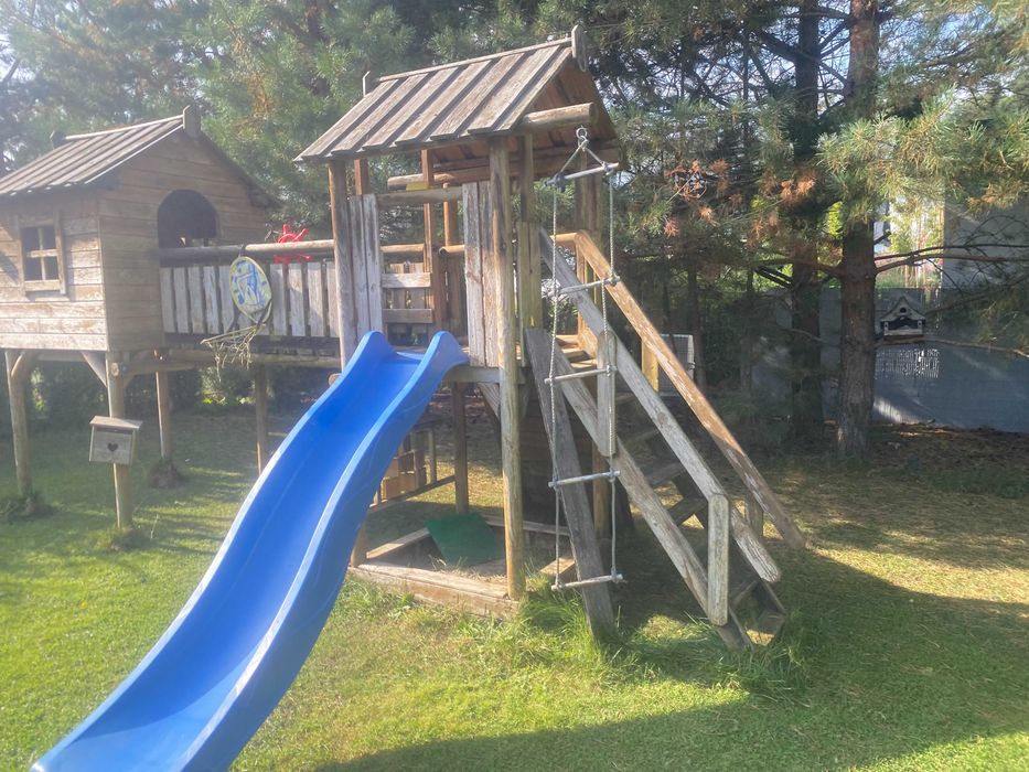 Duży drewniany plac zabaw dla dzieci – domek, zjeżdżalnia, wspinaczka