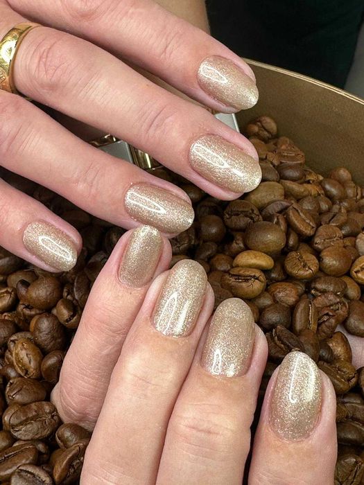 Faço unhas, gel, gelinho ,extensão de gel, pedicure, depilação com cera, sobrancelhas