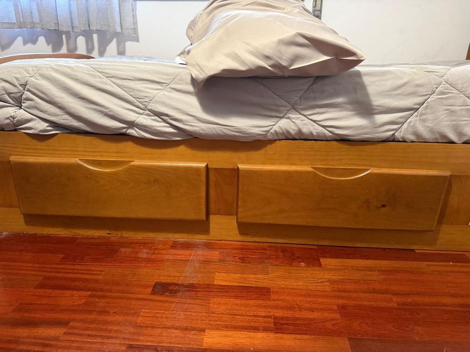 Cama C/Colchão (Corpo e meio, com 4 gavetas laterais de arrumos)