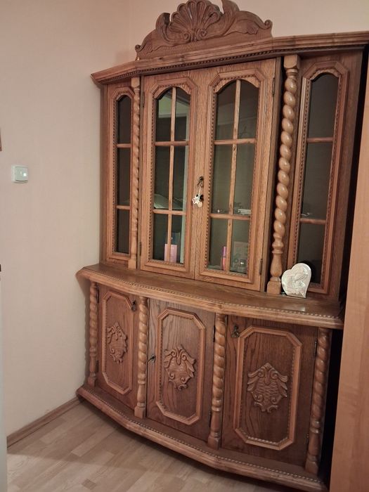 Kredens z szafą w starym stylu