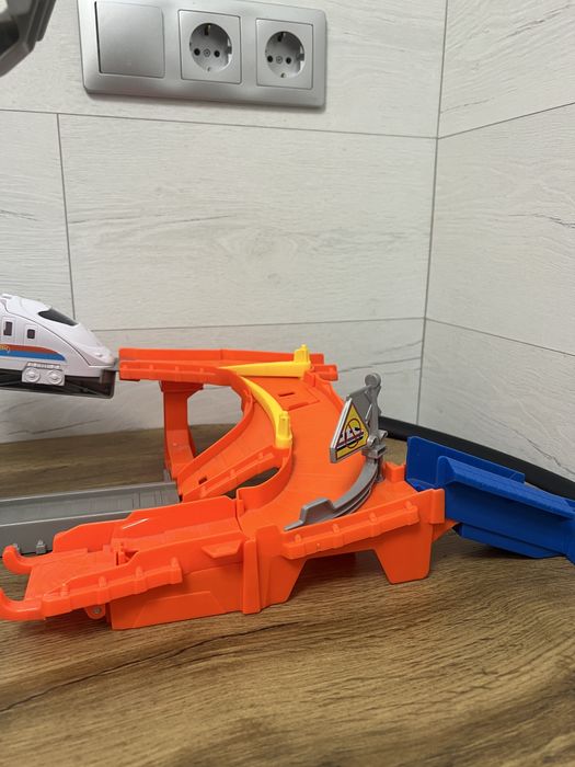 Набір Hot Wheels City "Гонки на залізниці"