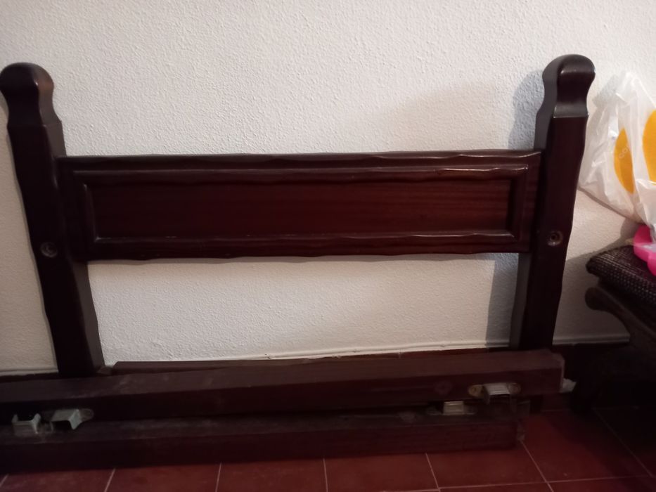 Cama de corpo e meio, em Madeira maciça