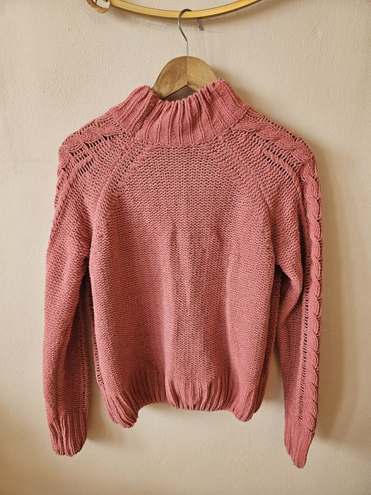 Różowy sweter z golfem