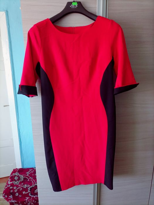 Sukienka w kolorze czerwono czarnym