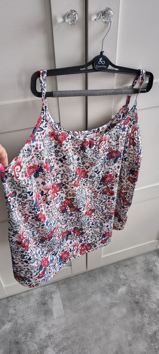 Bluzka plus size na ramiączka w kwiatowym 50