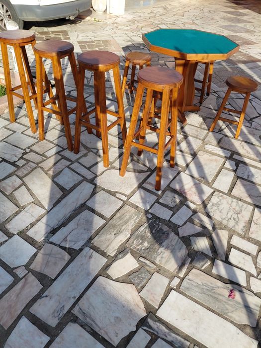 Mesa de jogo e bancos  + bancos altos de bar