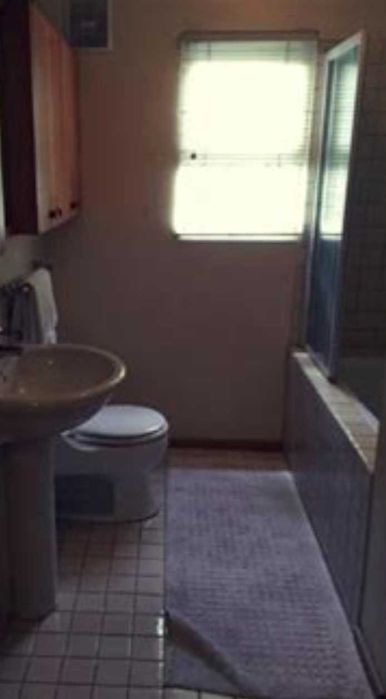 Пол дома 2 комнаты, гараж, участок.