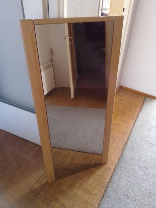 Lustro z drewnianą ramą