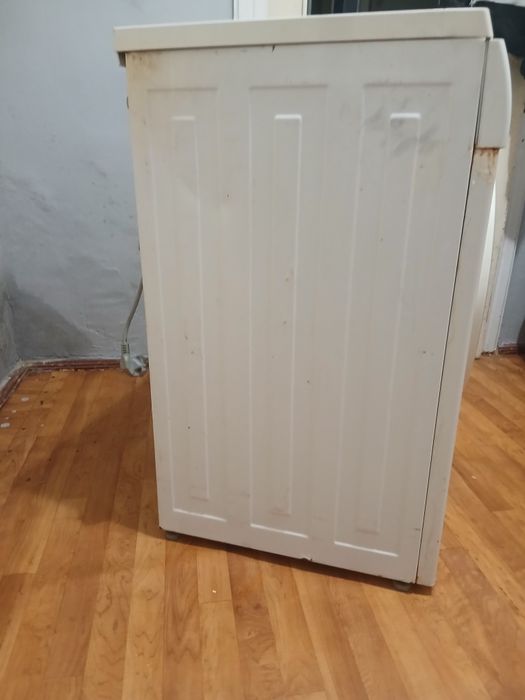 Продам пральну машинку тіки вона протікає трошки почистити фільтр