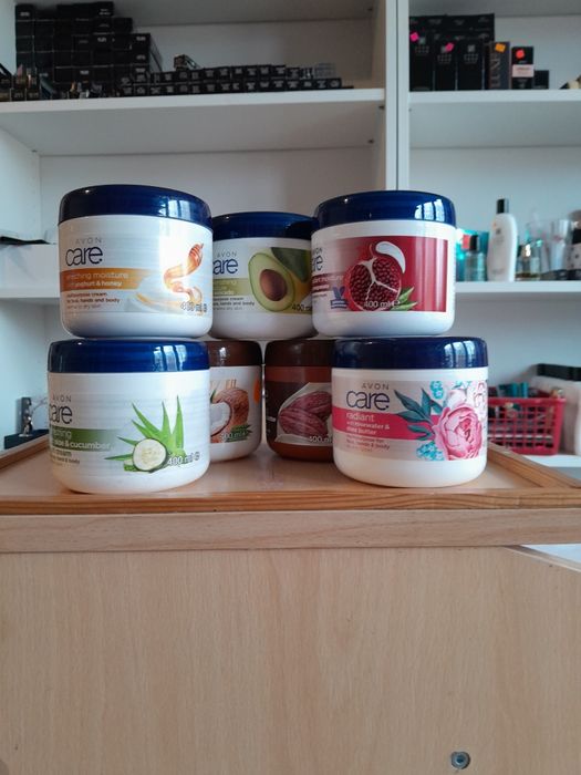 Sprzedaż różnych zapachów balsamów do ciała i twarzy