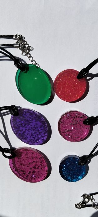 Colares muito bonitos e de muitas cores diferentes