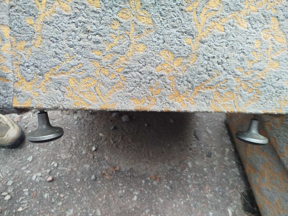 Крісла меблеві дві штуки