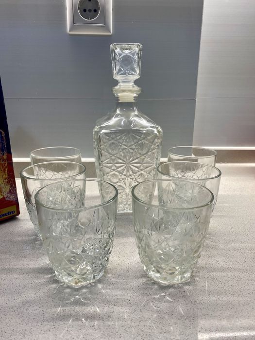Conjunto de jarro e copos de uísque