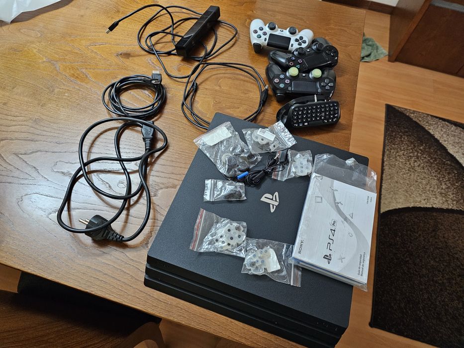 PS4 PRO + 3 comandos + câmara de vídeo + PSTV e vários acessórios incluindo todos os cabos e  auricular sem uso