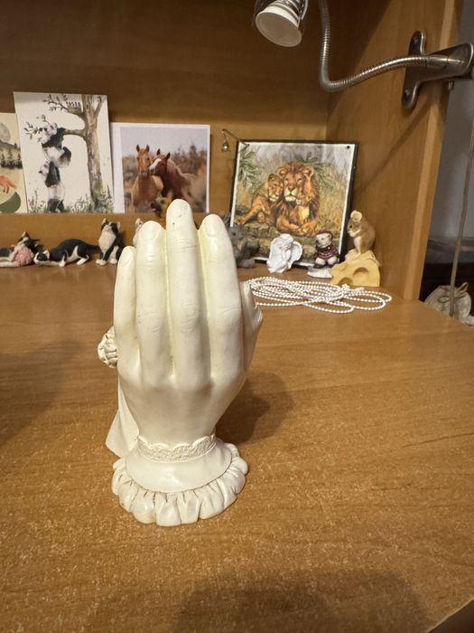 Figurka dziecko w dłoni Anglia