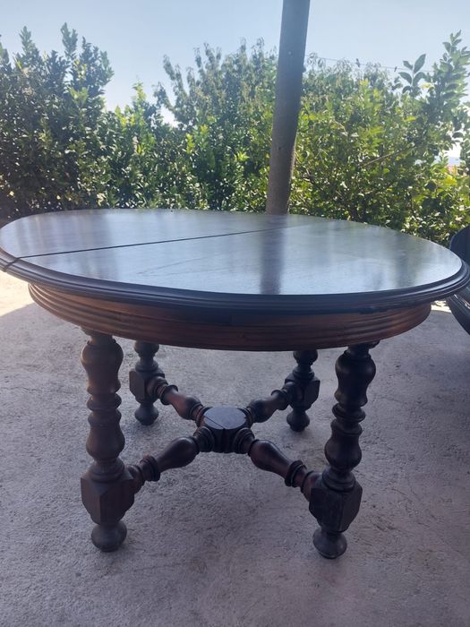 Mesa de madeira com cadeiras
