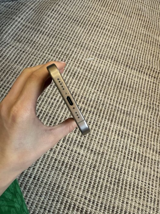 iPhone 15 pro srebrny