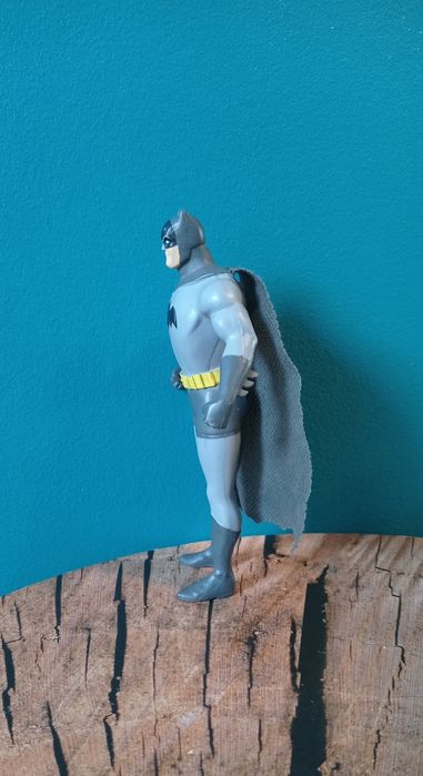DC Comics NJ Croce Liga Sprawiedliwych szary Batman z peleryną figurka