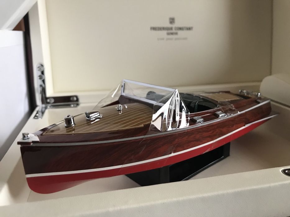Caixa Frederique Constant com barco promocional