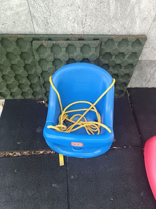 Escorrega e baloiço em bom estado