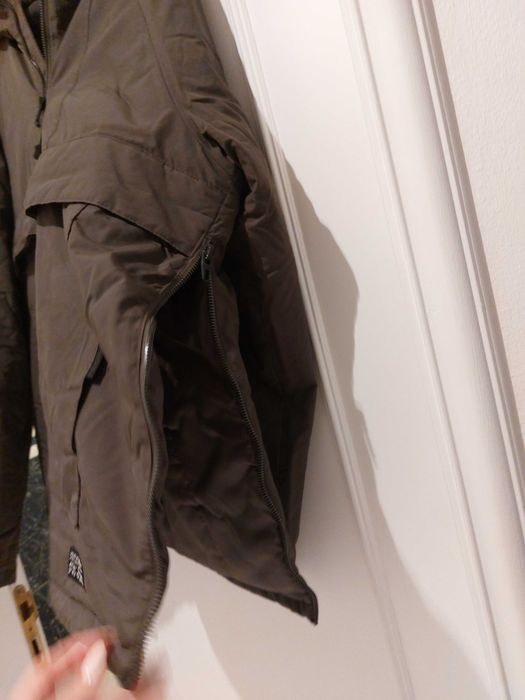 Corta vento com fecho no peito e fechos laterais