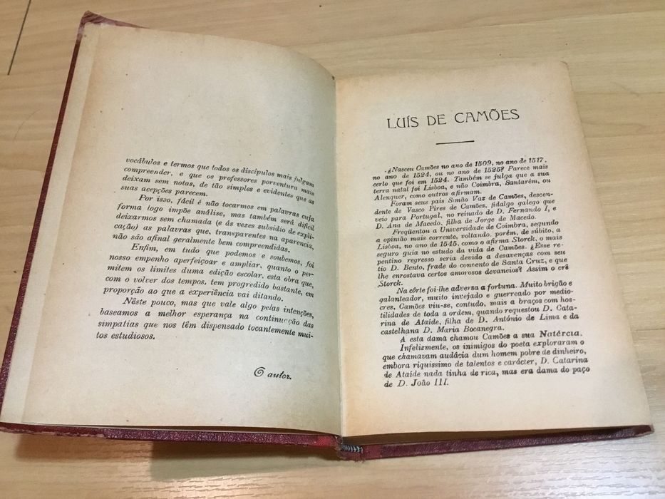 Livro antigo “A chave dos Lusíadas” da livraria Figueirinhas