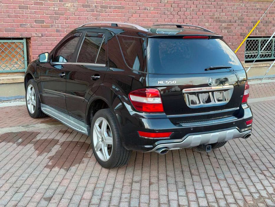 Mercedes-Benz M-Class ML 550      2011