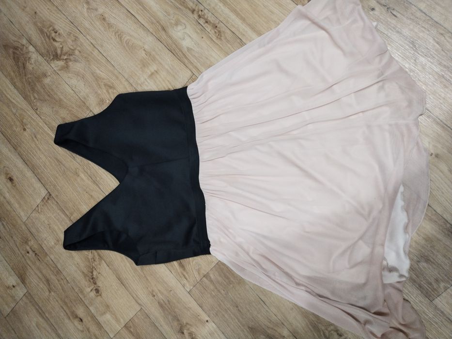 плаття з трикутним вирізом біля спідниц atmosphere і