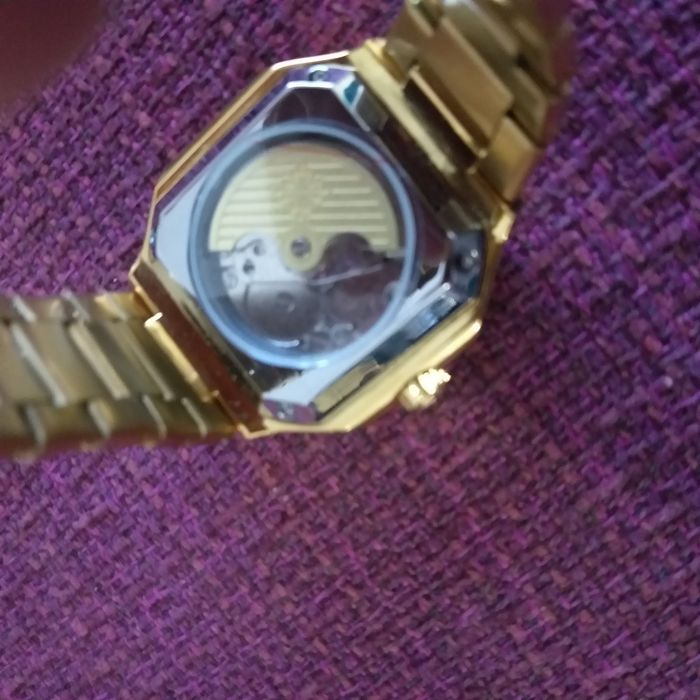 Relógio Dourado Preto