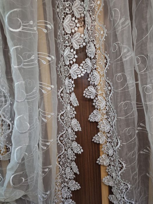 Biała firanka o wymiarze 120 x 154 cm.