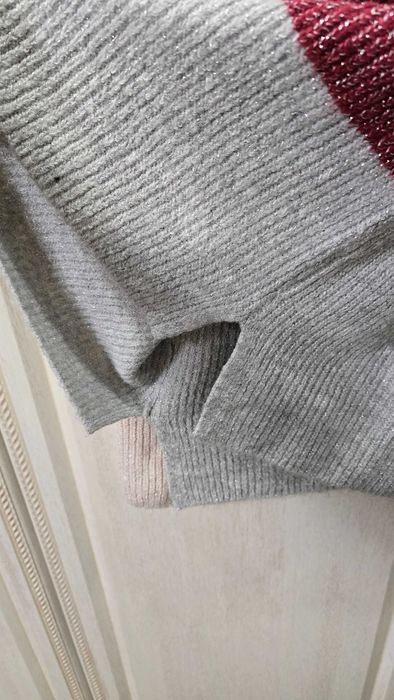 Sweter szaro-brązowo-kremowy że srebrna nitką