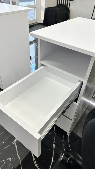 Здається місце для майстра манікюру