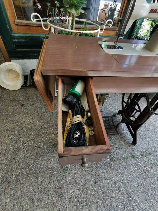 Máquina de Costura Vintage Naumann/Novum com móvel