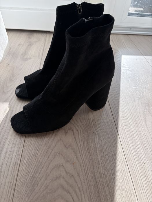 Czarne zamszowe botki z odkrytym palcem (peep toe)