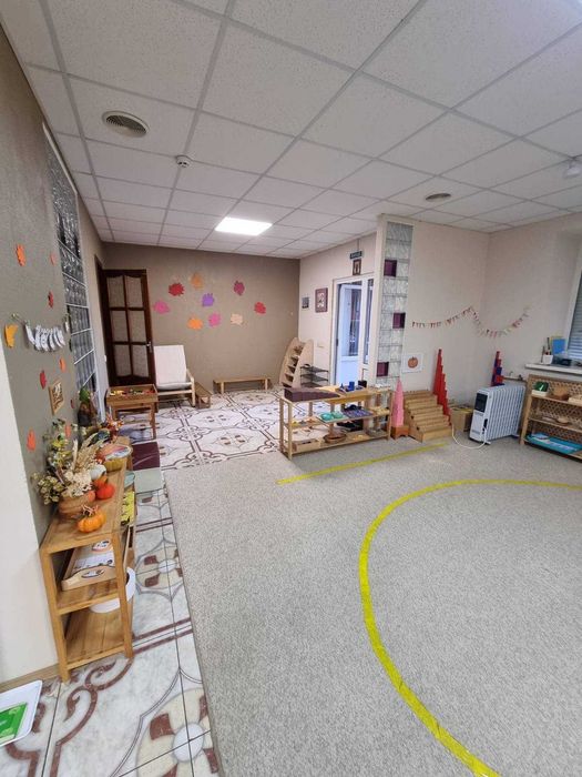 Комерційне приміщення в сучасному багатоповерховому будинку