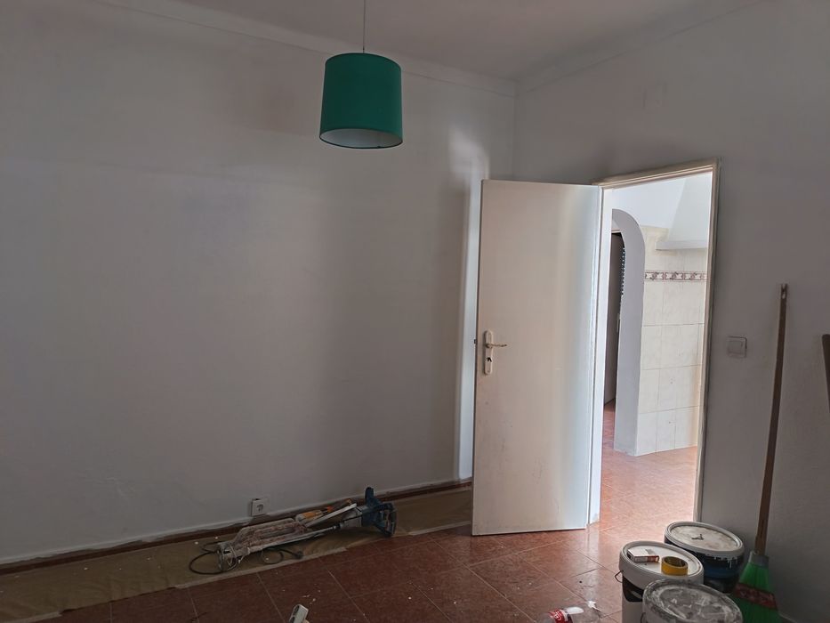 Alugo quartos em casa térrea com quintal