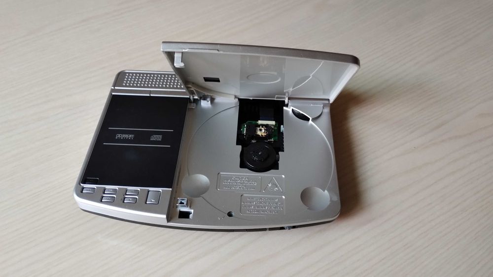 DVD програвач переносний з екранами у авто або кемпінг 12V або 220V