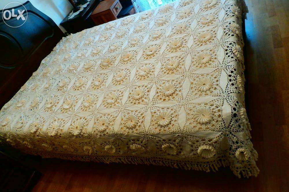 colcha em renda, linda, um trabalho espetacular.