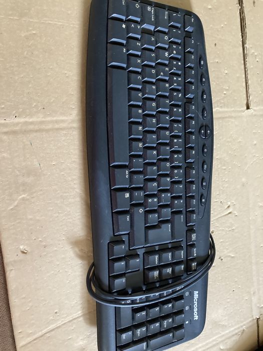 Samsung TFT Screen + Keyboard and Speakers64741081875714123