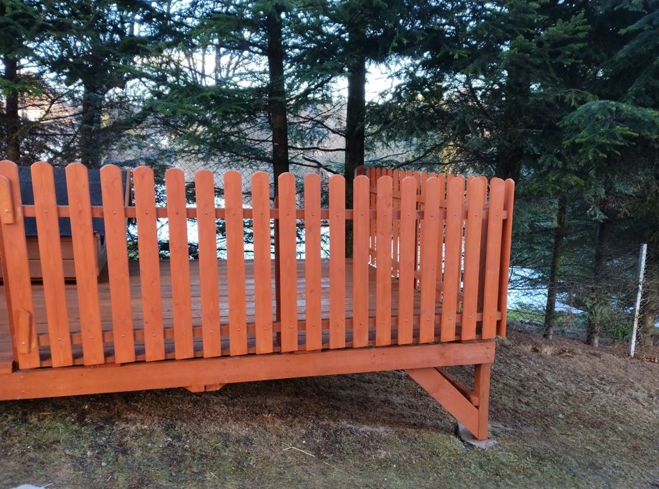 Drewniany kojec dla psa