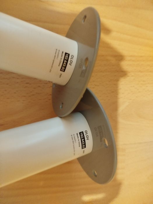 Tampo de mesa IKEA Lagkapten, 2 pernas IKEA Olov e suporte para prender a mesa à estante Kallax.